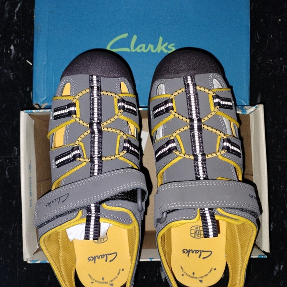 BRAND NEW PAIR OF CLARKS GIRLS SANDALS - Picture 1 of 6